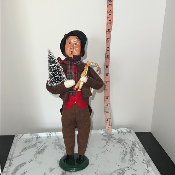 Charming Brown Caroler Figurine with Tree - Picture 1 of 5